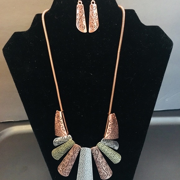 Untamed Plate Necklace Set - Picture 5 of 7